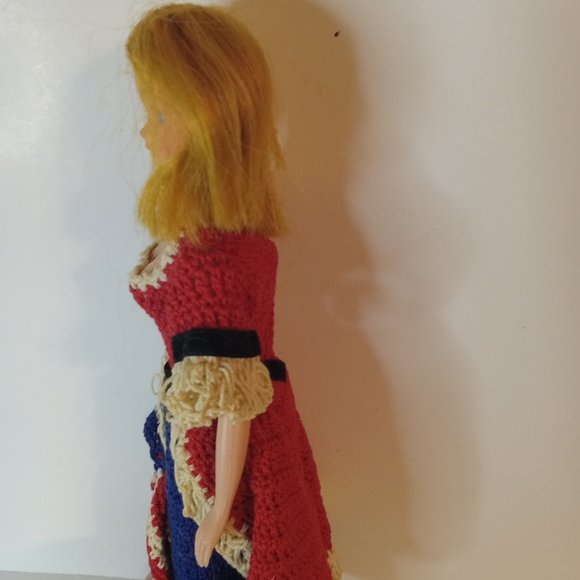 Vintage Bicentennial Betsy Ross Doll w/Crocheted Dress & Flag - Picture 4 of 9